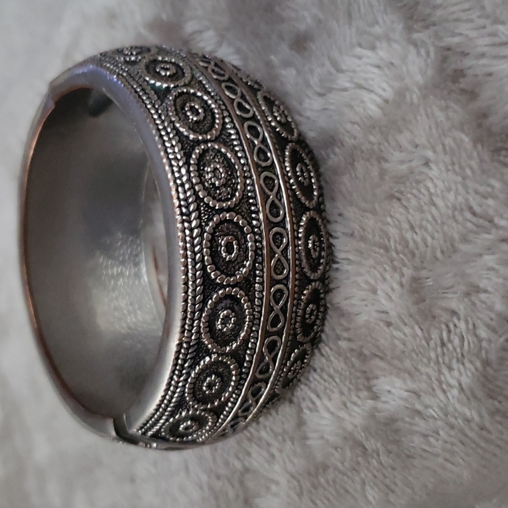 Large Spring Closure Silver Scrolling Bangle Fash… - image 1